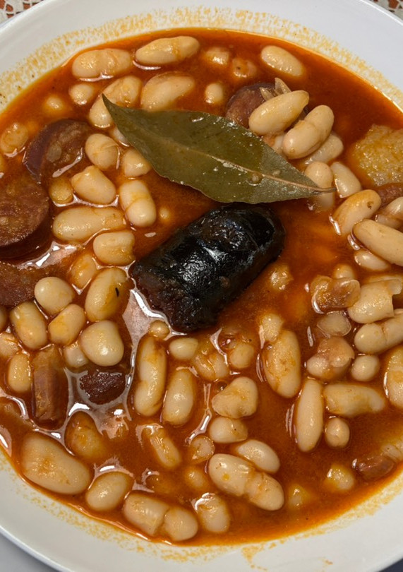Una foto de Judías con compango asturiano