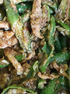 अदरक हरी मिर्च का चटपटा अचार (adrak hari mirch ka chatpata achar recipe in Hindi) रेसिपी मुख्य फोटो