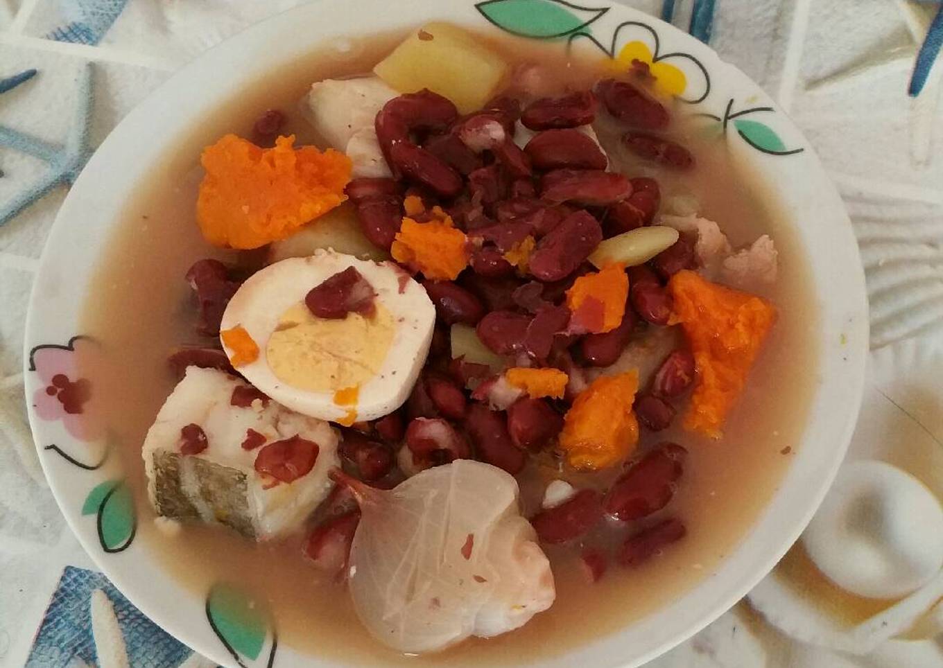 Potaje de cuaresma con alubias rojas y bacalao y calabaza