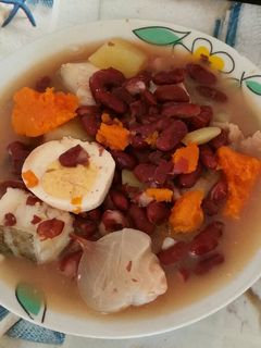 Una foto de Potaje de cuaresma con alubias rojas y bacalao y calabaza