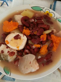 Una foto de Potaje de cuaresma con alubias rojas y bacalao y calabaza