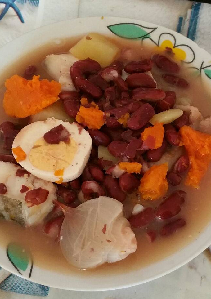 Una foto de Potaje de cuaresma con alubias rojas y bacalao y calabaza