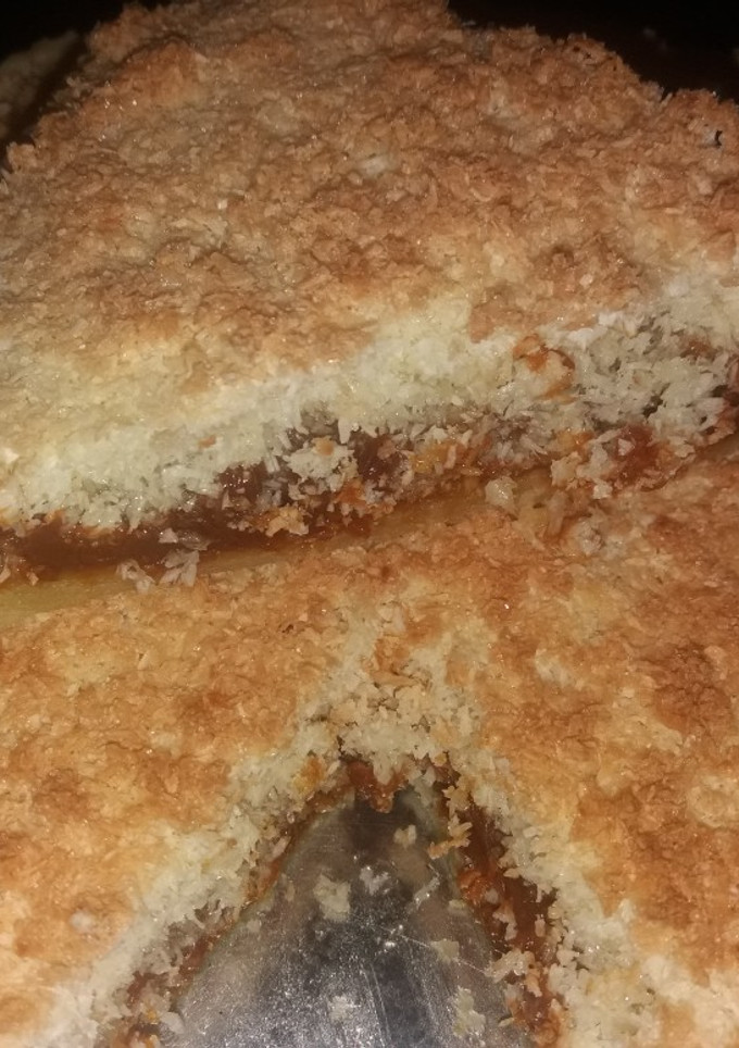 Una foto de Torta rellena de dulce de leche con cubierta de crumble de coco