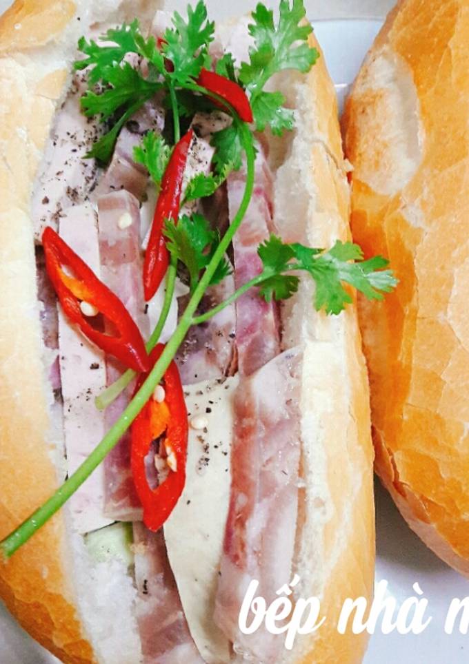 Hình của món Bánh mì pa tê chả lụa.