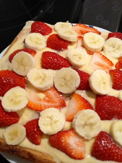 Una foto de Hojaldre de natillas y frutas