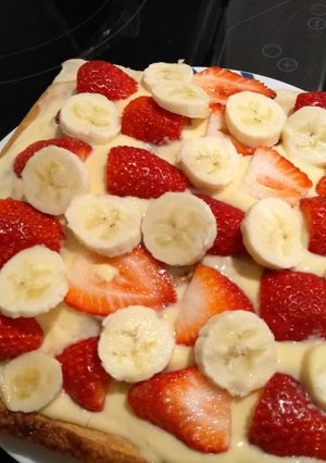 Una foto de Hojaldre de natillas y frutas