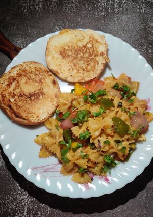 A picture of FARFALLE PASTA with VEGGIES.