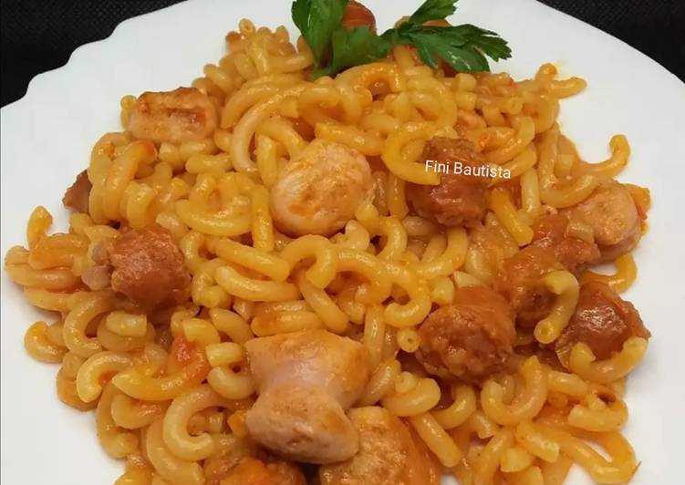 Fideuá con salchichas y chistorra
