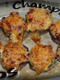 Una foto de Champiñones rellenos de revuelto de tomate