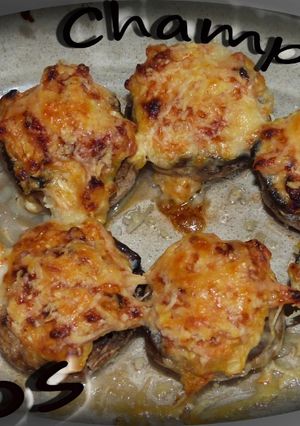 Una foto de Champiñones rellenos de revuelto de tomate