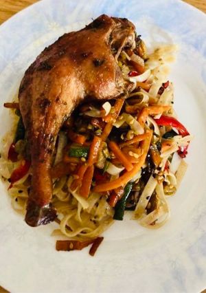 Ázsiai kacsacomb wokban pirított zöldségekkel és rizstésztával recept fotója