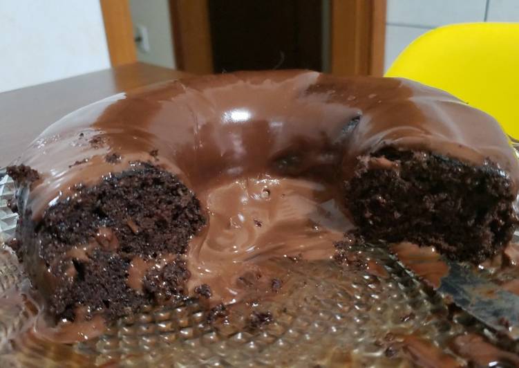 Bolo de chocolate meio amargo com cobertura de ganache