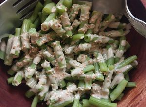 Una foto de Ejotes en microondas con aderezo de tahini y mostaza