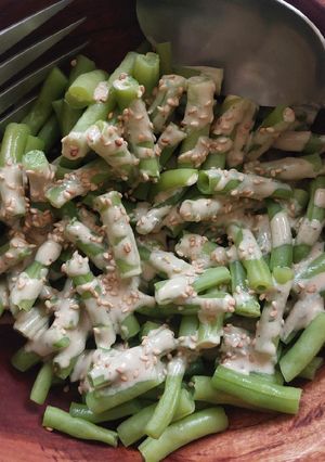 Una foto de Ejotes en microondas con aderezo de tahini y mostaza
