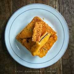A picture of Roti Tawar goreng isi cokelat.