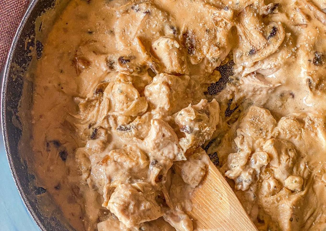 Pollo cremoso con champiñones