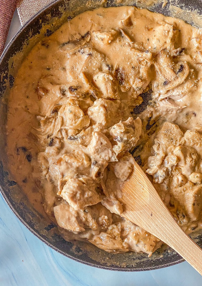 Una foto de Pollo cremoso con champiñones