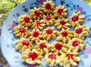 Gambar kue kering mawar selai strawberry