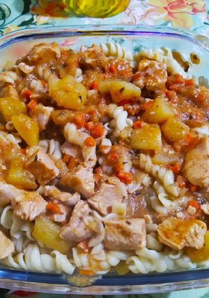 Una foto de Fideo tirabuzón con tuco de Pollo