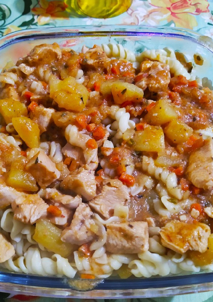 Una foto de Fideo tirabuzón con tuco de Pollo