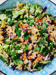 Foto di Insalata di edamame con quinoa, anacardi e salsa allo zenzero