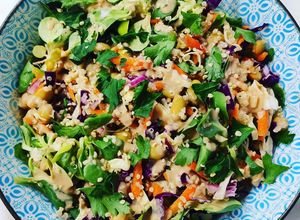 Foto di Insalata di edamame con quinoa, anacardi e salsa allo zenzero