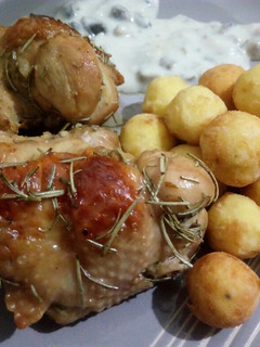 Una foto de Tutros alas de pavo al horno con papas duquesas