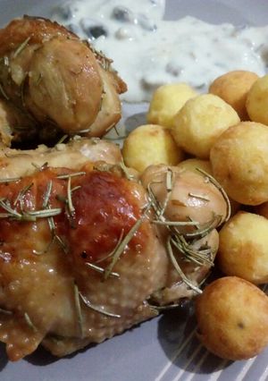 Una foto de Tutros alas de pavo al horno con papas duquesas