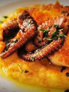 Una foto de Pulpo a la plancha con puré de patata al pimentón