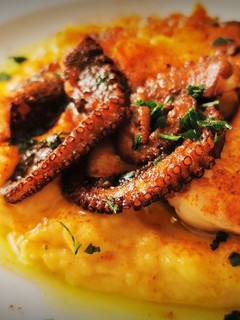 Una foto de Pulpo a la plancha con puré de patata al pimentón