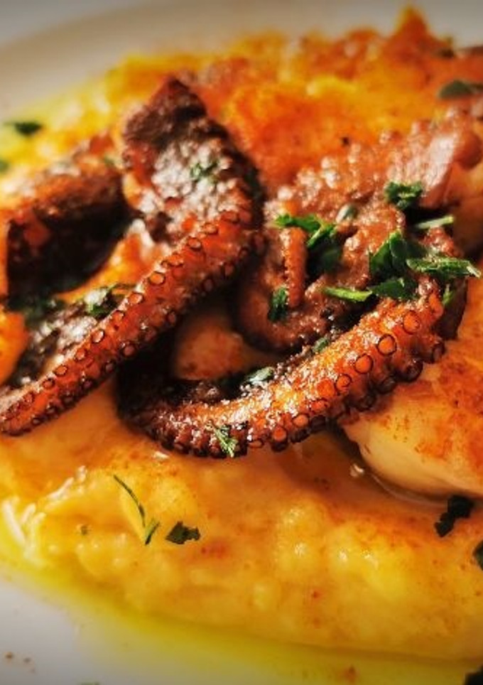 Una foto de Pulpo a la plancha con puré de patata al pimentón