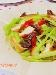 芹菜木耳炒煙燻墨魚片 的食譜成品照片