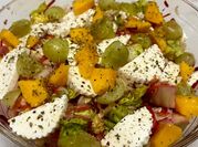 Una foto de ensalada uvas arroz