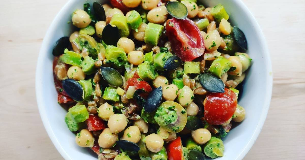 Ricetta Insalata di farro con ceci, olive e pesto di noci e basilico di