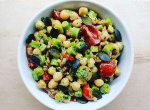Foto di Insalata di farro con ceci, olive e pesto di noci e basilico