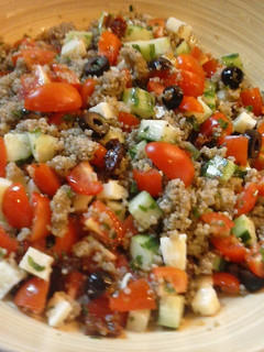 Una foto de Ensalada de quinoa integral con queso y tomatitos cherry