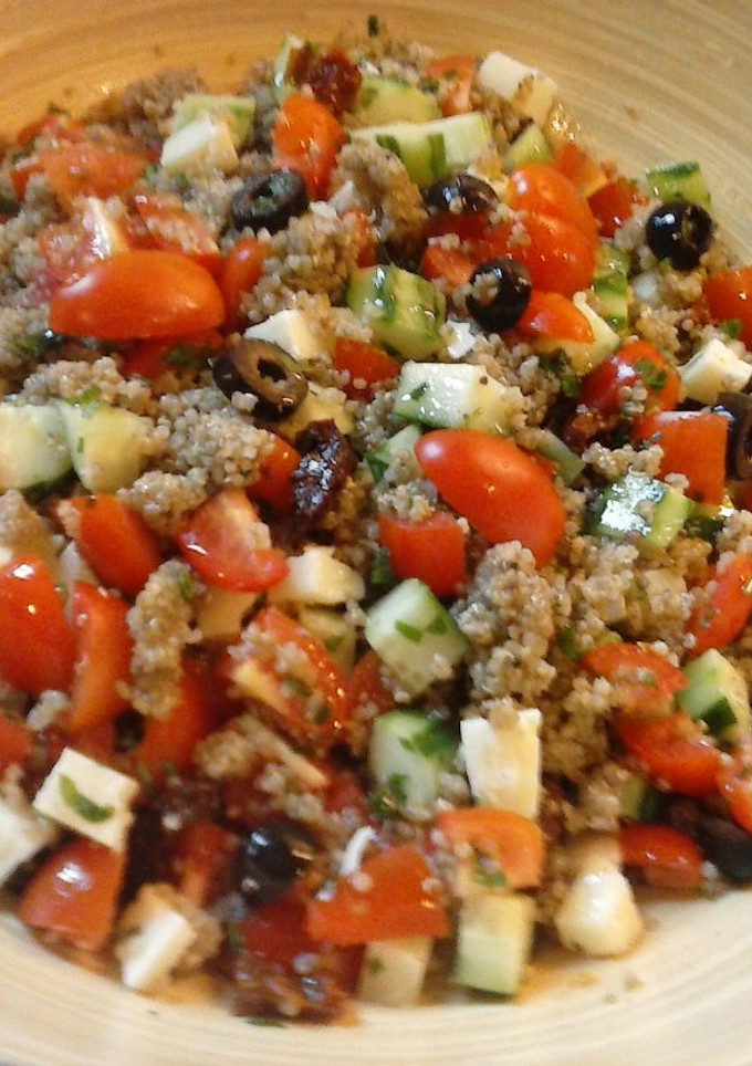 Una foto de Ensalada de quinoa integral con queso y tomatitos cherry