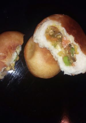A picture of Spicy chicken buns.