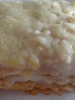 Una foto de Lasaña de atún y bechamel de gambas