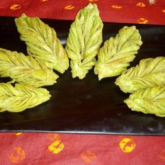 A picture of Leaf shaped mathri.