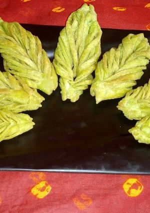 A picture of Leaf shaped mathri.