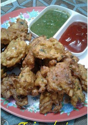 A picture of Crispy hot mix veggie pakodas(fritters).