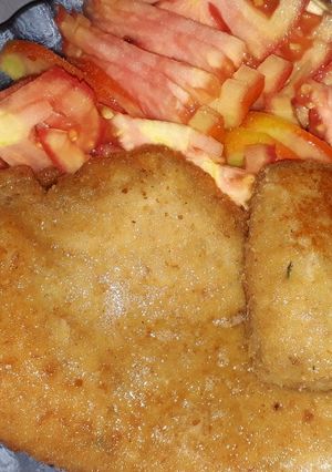 Una foto de Milanesa y bastoncitos de pollo con ensalada
