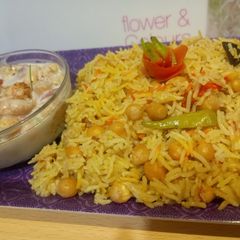A picture of Chana pulao.
