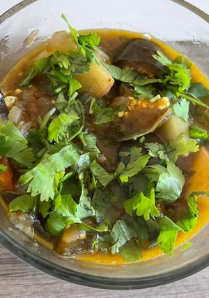 वांगी बटाटा भाजी (vangi batata bhaji recipe in marathi) रेसिपी चे मुख्य फोटो
