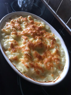 Una foto de Macarrones con queso • Macaroni cheese 🧀