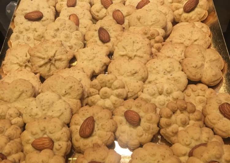 Biscotti di frolla montata alle mandorle