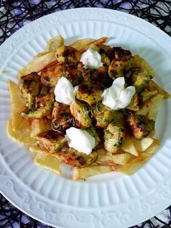 Una foto de Pinchitos de pechuga de pollo con patatas fritas y doble marinad