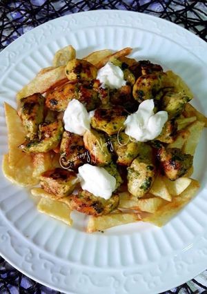 Foto principal de Pinchitos de pechuga de pollo con patatas fritas y doble marinad