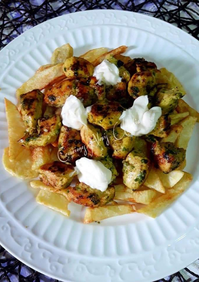 Una foto de Pinchitos de pechuga de pollo con patatas fritas y doble marinad